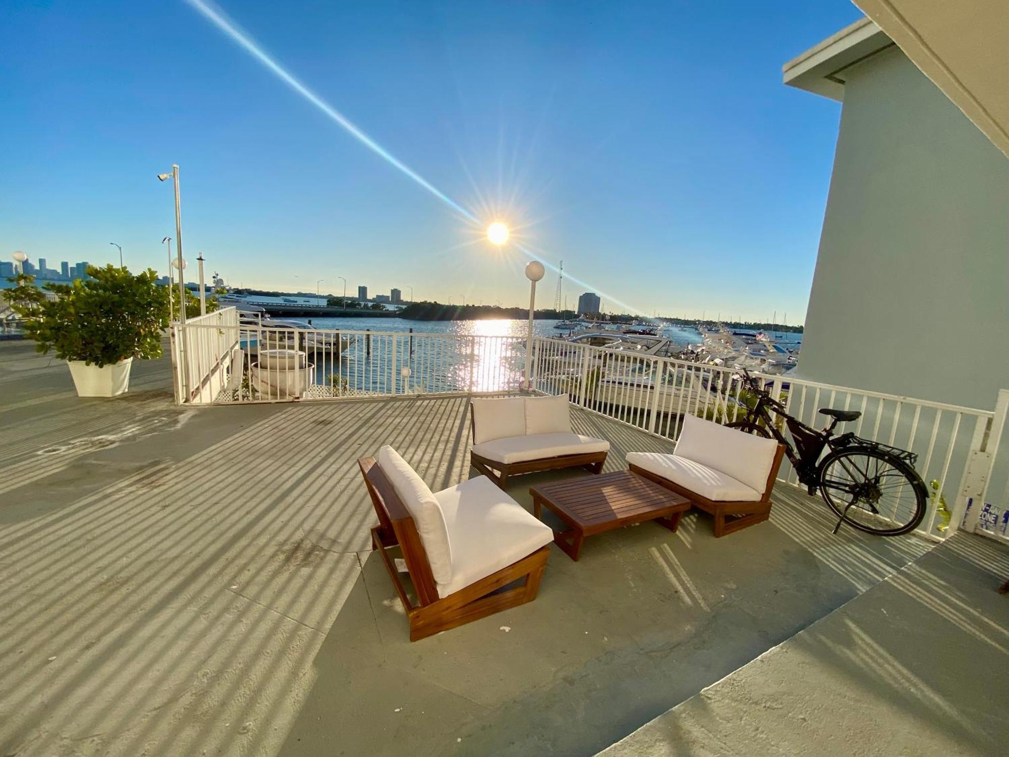 Luxurious Remodeled Direct Waterfront Apartment With Miami Skyline View And Outdoor Terrace Free Parking 5Min Drive To Miami Beach Ngoại thất bức ảnh