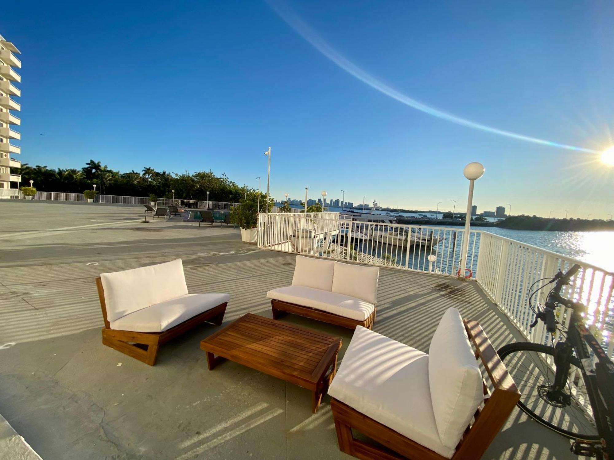Luxurious Remodeled Direct Waterfront Apartment With Miami Skyline View And Outdoor Terrace Free Parking 5Min Drive To Miami Beach Ngoại thất bức ảnh
