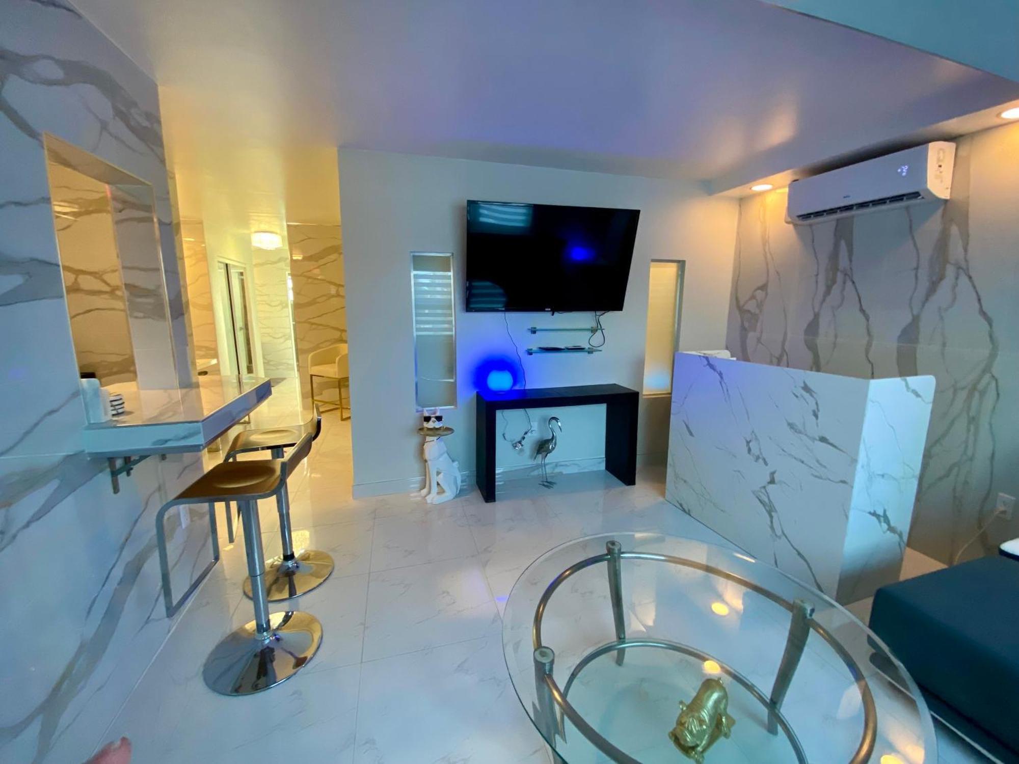 Luxurious Remodeled Direct Waterfront Apartment With Miami Skyline View And Outdoor Terrace Free Parking 5Min Drive To Miami Beach Ngoại thất bức ảnh