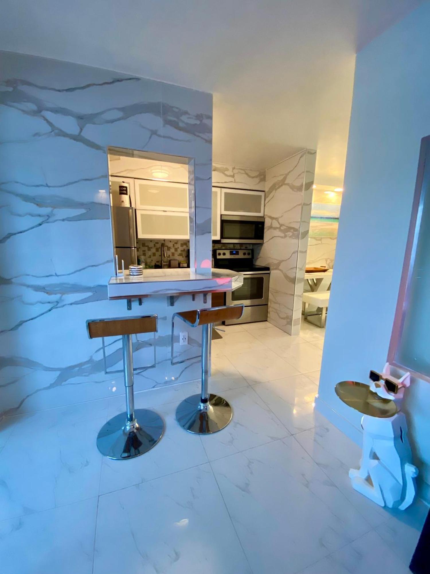 Luxurious Remodeled Direct Waterfront Apartment With Miami Skyline View And Outdoor Terrace Free Parking 5Min Drive To Miami Beach Ngoại thất bức ảnh