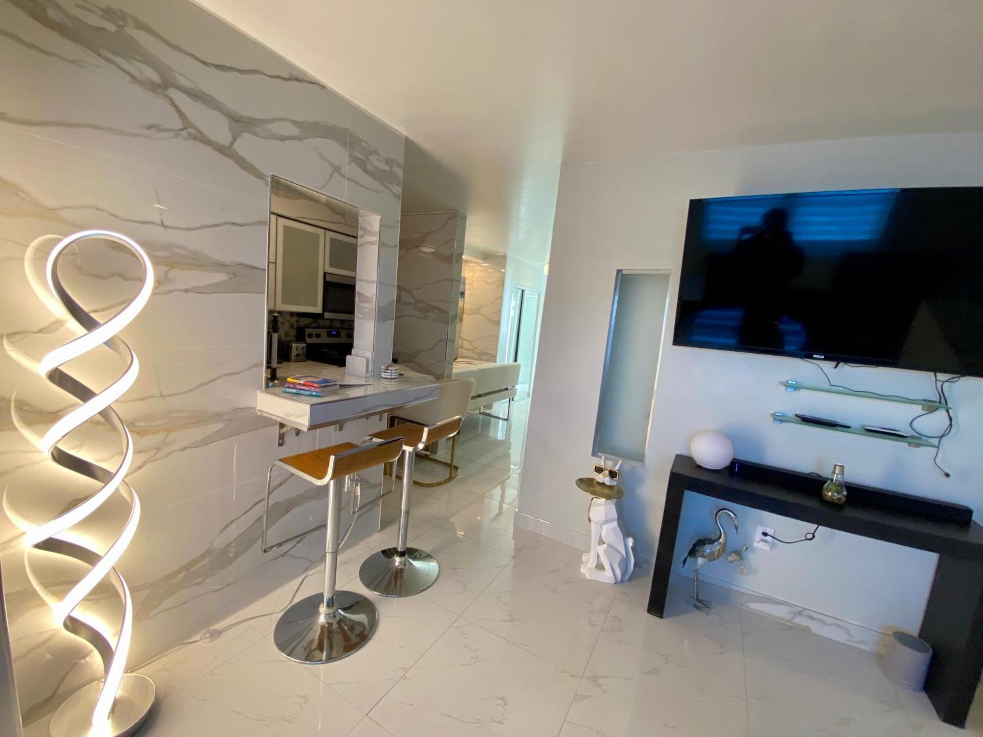 Luxurious Remodeled Direct Waterfront Apartment With Miami Skyline View And Outdoor Terrace Free Parking 5Min Drive To Miami Beach Ngoại thất bức ảnh