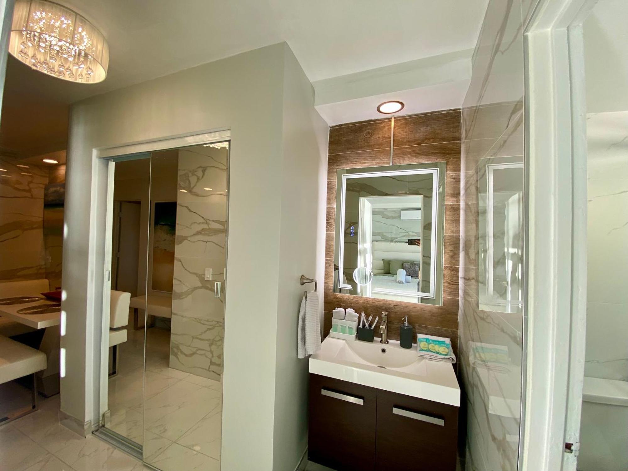 Luxurious Remodeled Direct Waterfront Apartment With Miami Skyline View And Outdoor Terrace Free Parking 5Min Drive To Miami Beach Ngoại thất bức ảnh