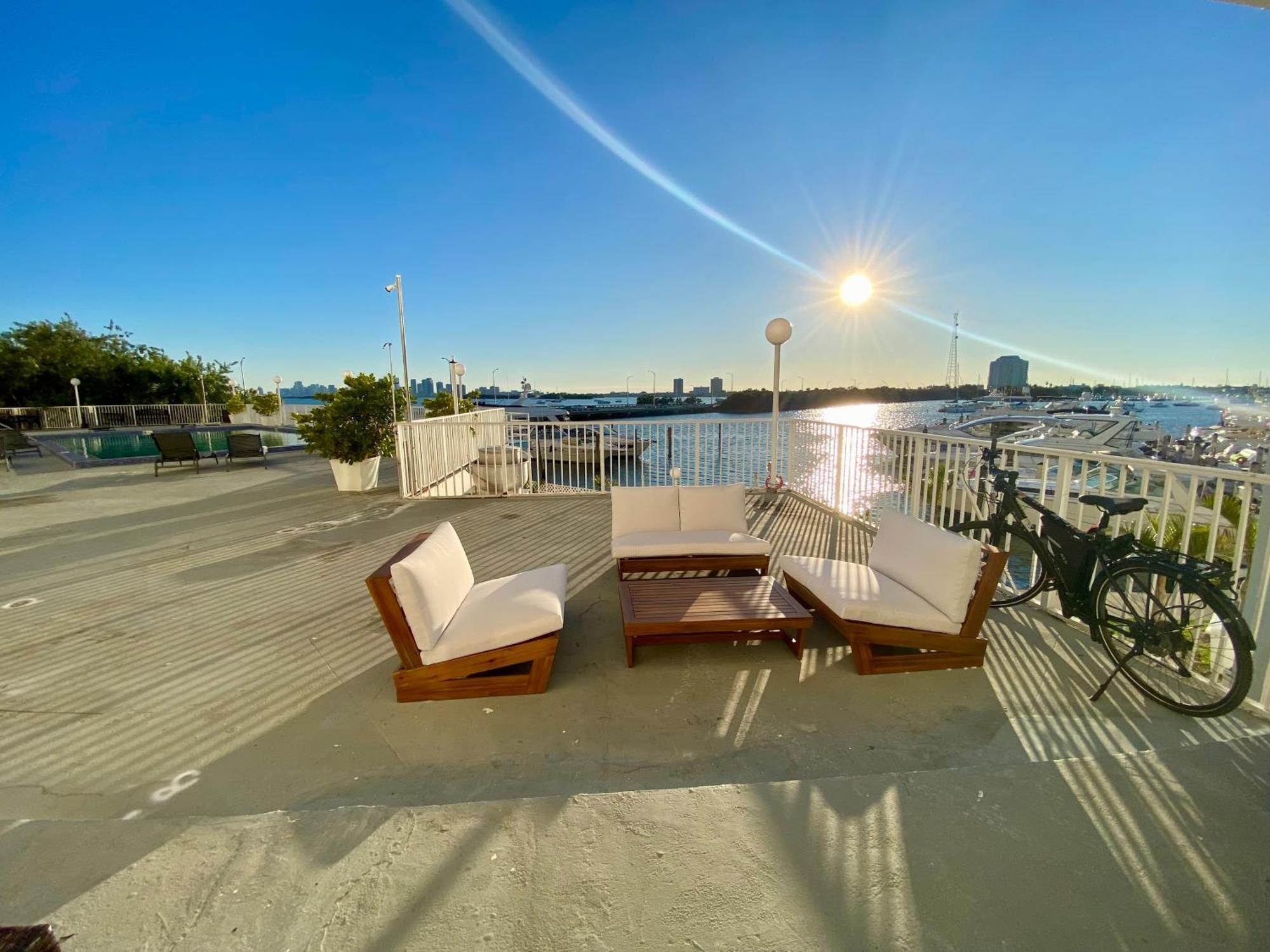 Luxurious Remodeled Direct Waterfront Apartment With Miami Skyline View And Outdoor Terrace Free Parking 5Min Drive To Miami Beach Ngoại thất bức ảnh