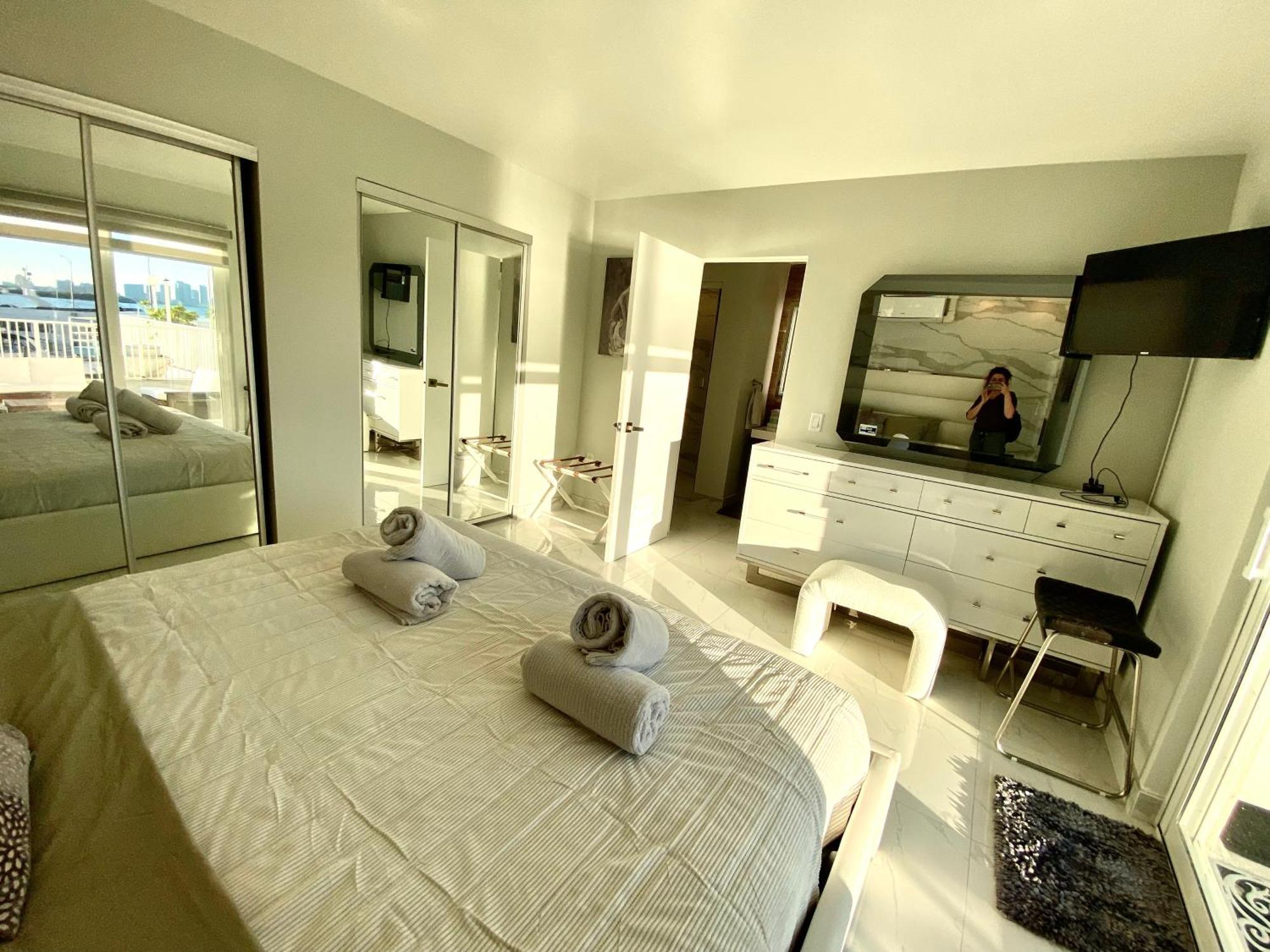Luxurious Remodeled Direct Waterfront Apartment With Miami Skyline View And Outdoor Terrace Free Parking 5Min Drive To Miami Beach Ngoại thất bức ảnh
