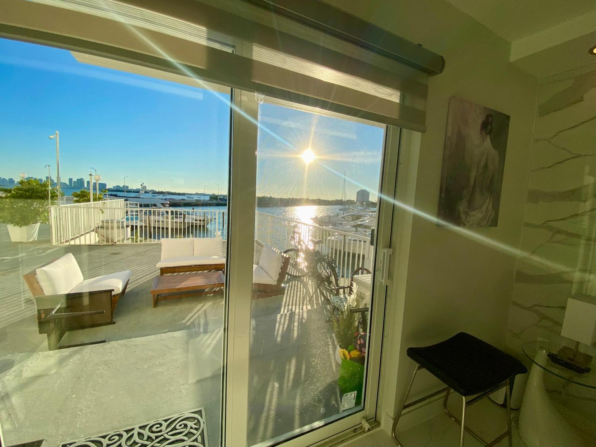 Luxurious Remodeled Direct Waterfront Apartment With Miami Skyline View And Outdoor Terrace Free Parking 5Min Drive To Miami Beach Ngoại thất bức ảnh