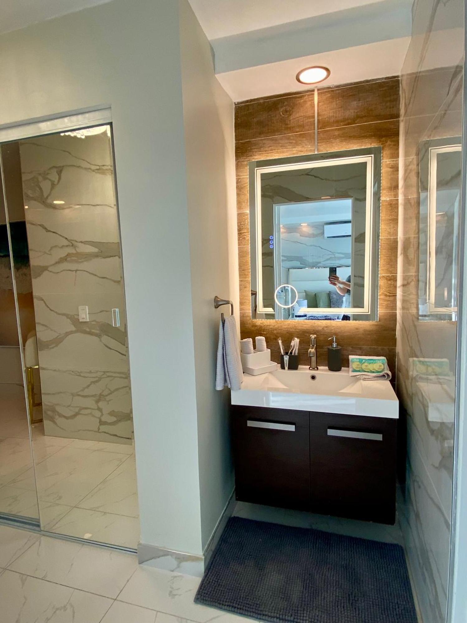 Luxurious Remodeled Direct Waterfront Apartment With Miami Skyline View And Outdoor Terrace Free Parking 5Min Drive To Miami Beach Ngoại thất bức ảnh
