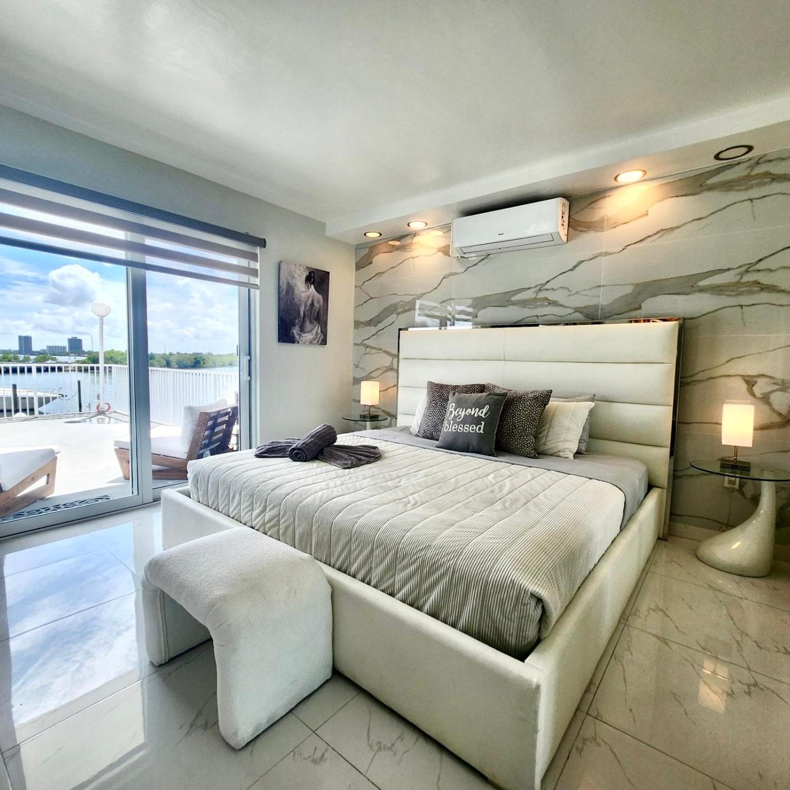 Luxurious Remodeled Direct Waterfront Apartment With Miami Skyline View And Outdoor Terrace Free Parking 5Min Drive To Miami Beach Ngoại thất bức ảnh